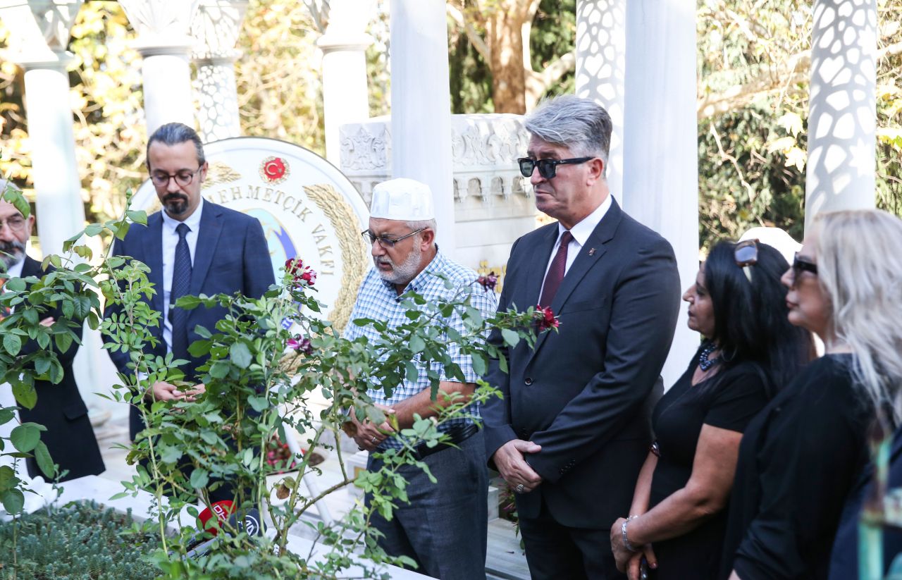 Türk Sanat Müziği'nin usta sanatçısı Zeki Müren, vefatının 27. yıl dönümünde kabri başında anıldı! 5