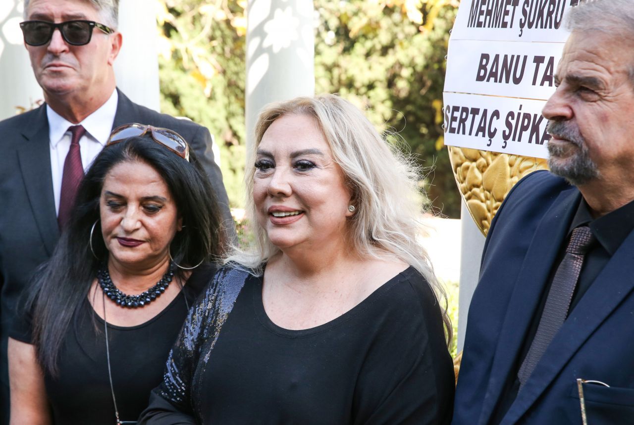 Türk Sanat Müziği'nin usta sanatçısı Zeki Müren, vefatının 27. yıl dönümünde kabri başında anıldı! 6