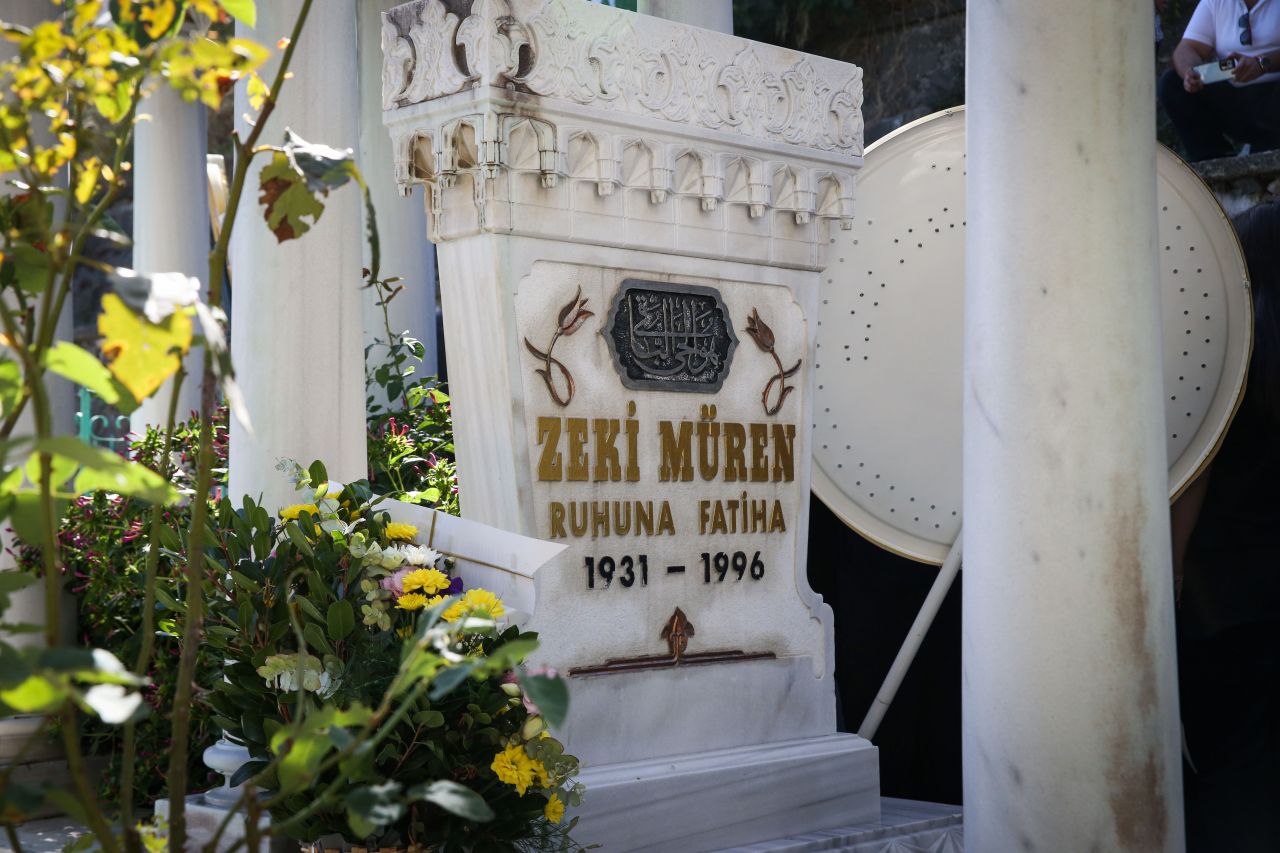 Türk Sanat Müziği'nin usta sanatçısı Zeki Müren, vefatının 27. yıl dönümünde kabri başında anıldı! 3