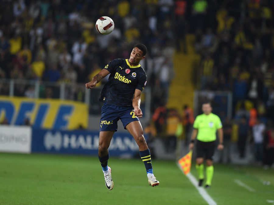 Ali Koç'un Jorge Jesus'a rest çekip transfer ettiği yıldız için Benfica İstanbul'a geldi 3