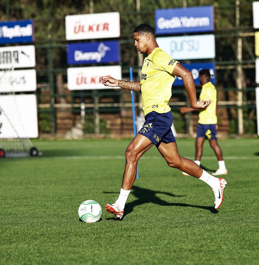 Ali Koç'un Jorge Jesus'a rest çekip transfer ettiği yıldız için Benfica İstanbul'a geldi 10