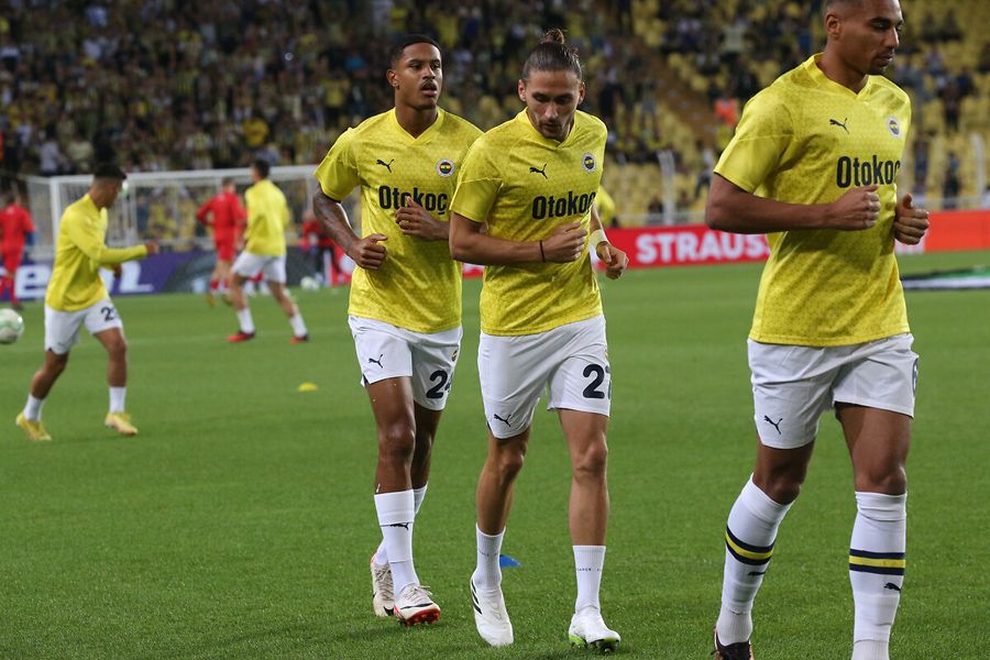 Ali Koç'un Jorge Jesus'a rest çekip transfer ettiği yıldız için Benfica İstanbul'a geldi 11