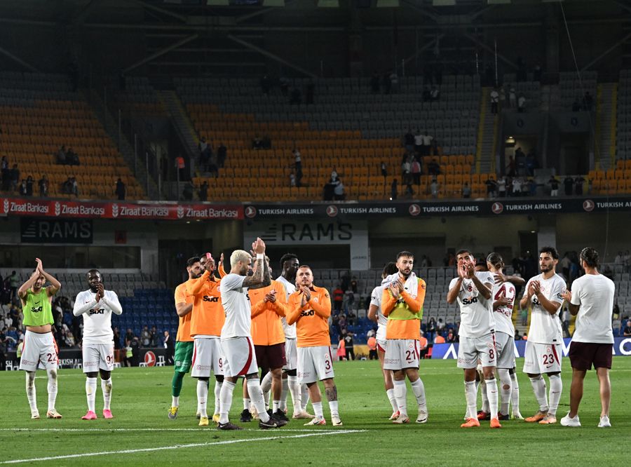 Okan Buruk ve Erden Timur'un iç sesi oldu: Keşke onu Fenerbahçe'ye kaptırmasaydık 11