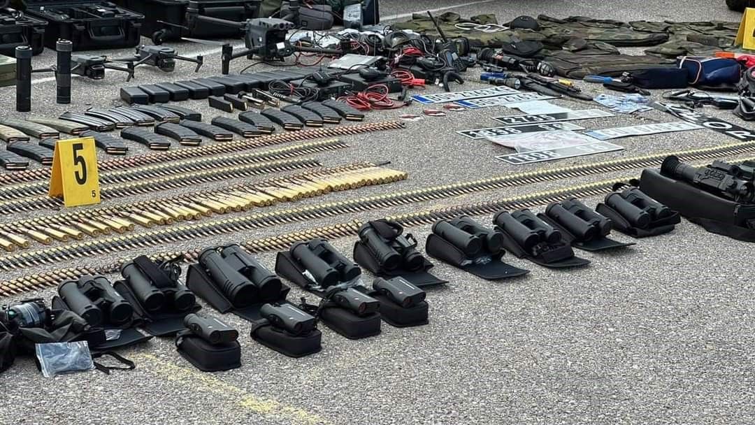 Kosova'dan Sırp çeteler için flaş çağrı: Polis baskınında ağır zırhlı araç ele geçirildi 2