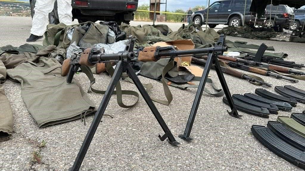 Kosova'dan Sırp çeteler için flaş çağrı: Polis baskınında ağır zırhlı araç ele geçirildi 5