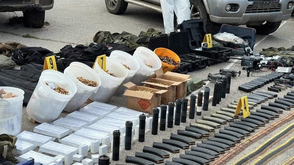 Kosova'dan Sırp çeteler için flaş çağrı: Polis baskınında ağır zırhlı araç ele geçirildi 7