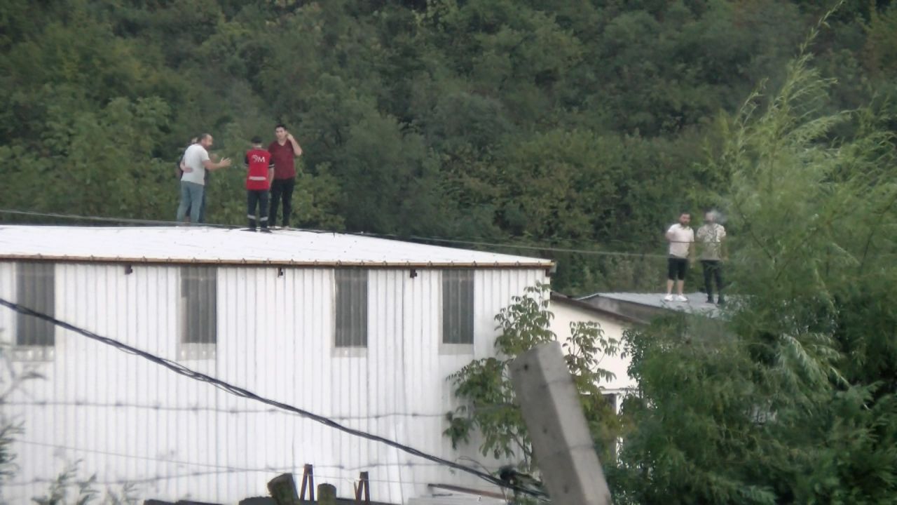 Yer: Arnavutköy! Sel bastı işçiler mahsur kaldı 1