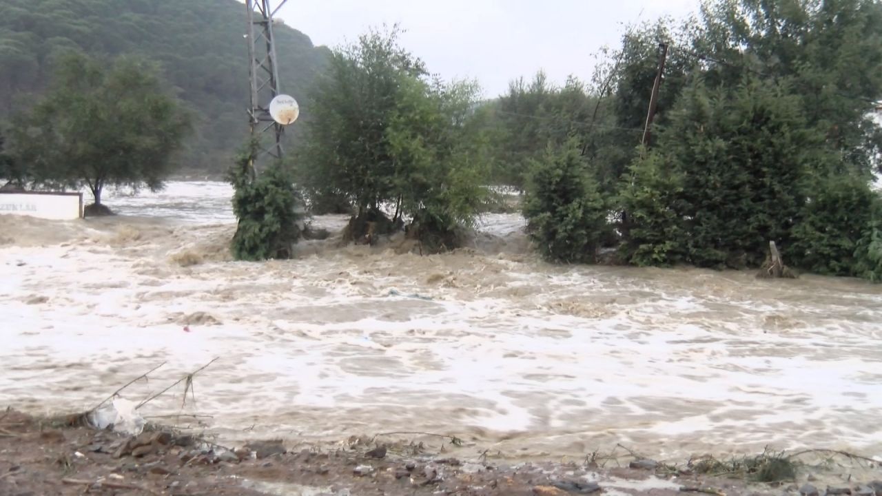 Yer: Arnavutköy! Sel bastı işçiler mahsur kaldı 4