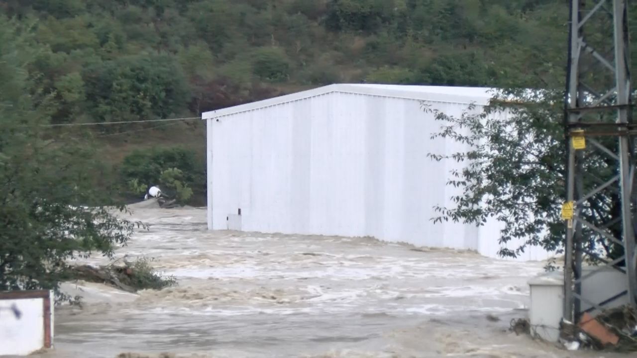Yer: Arnavutköy! Sel bastı işçiler mahsur kaldı 5