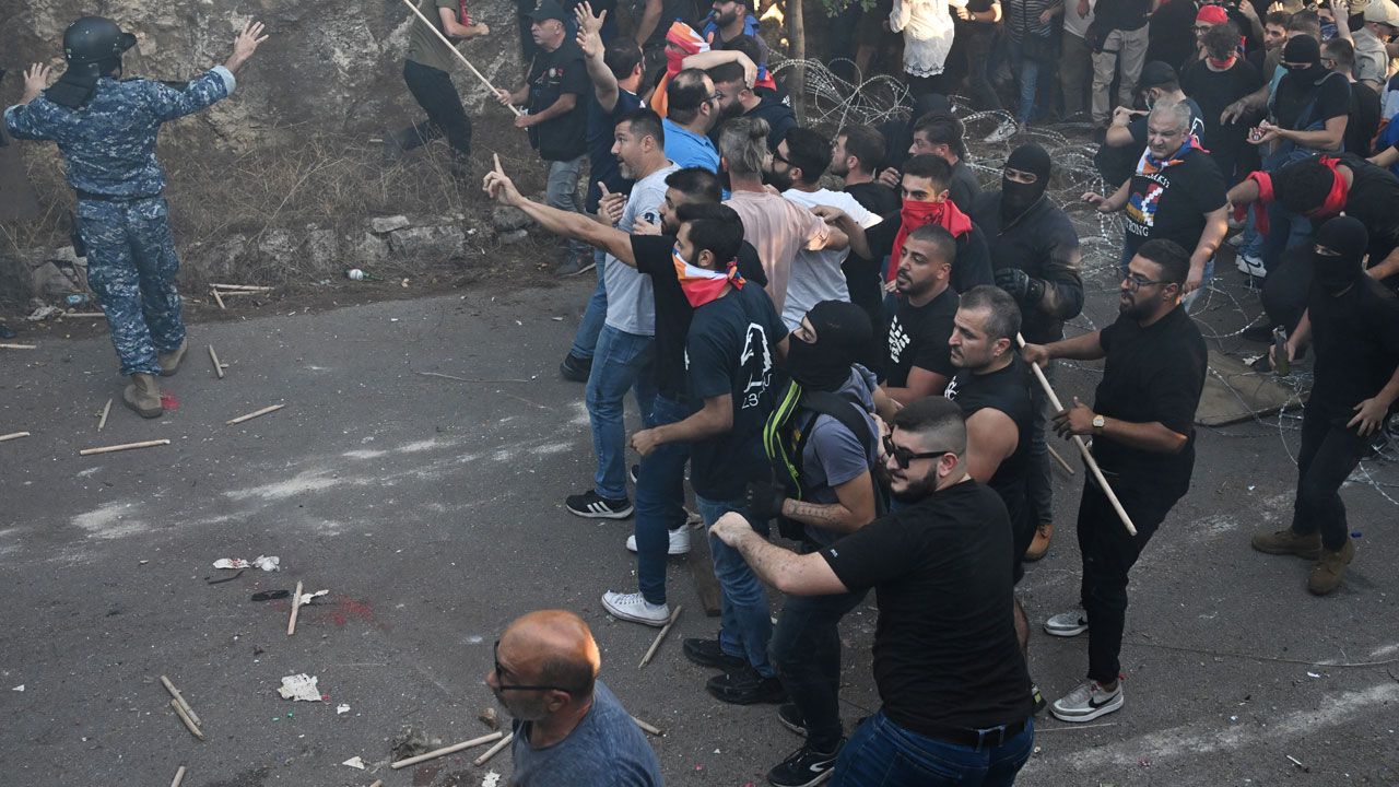 Beyrut'ta Azerbaycan Büyükelçiliği önünde taşlı sopalı saldırı 4