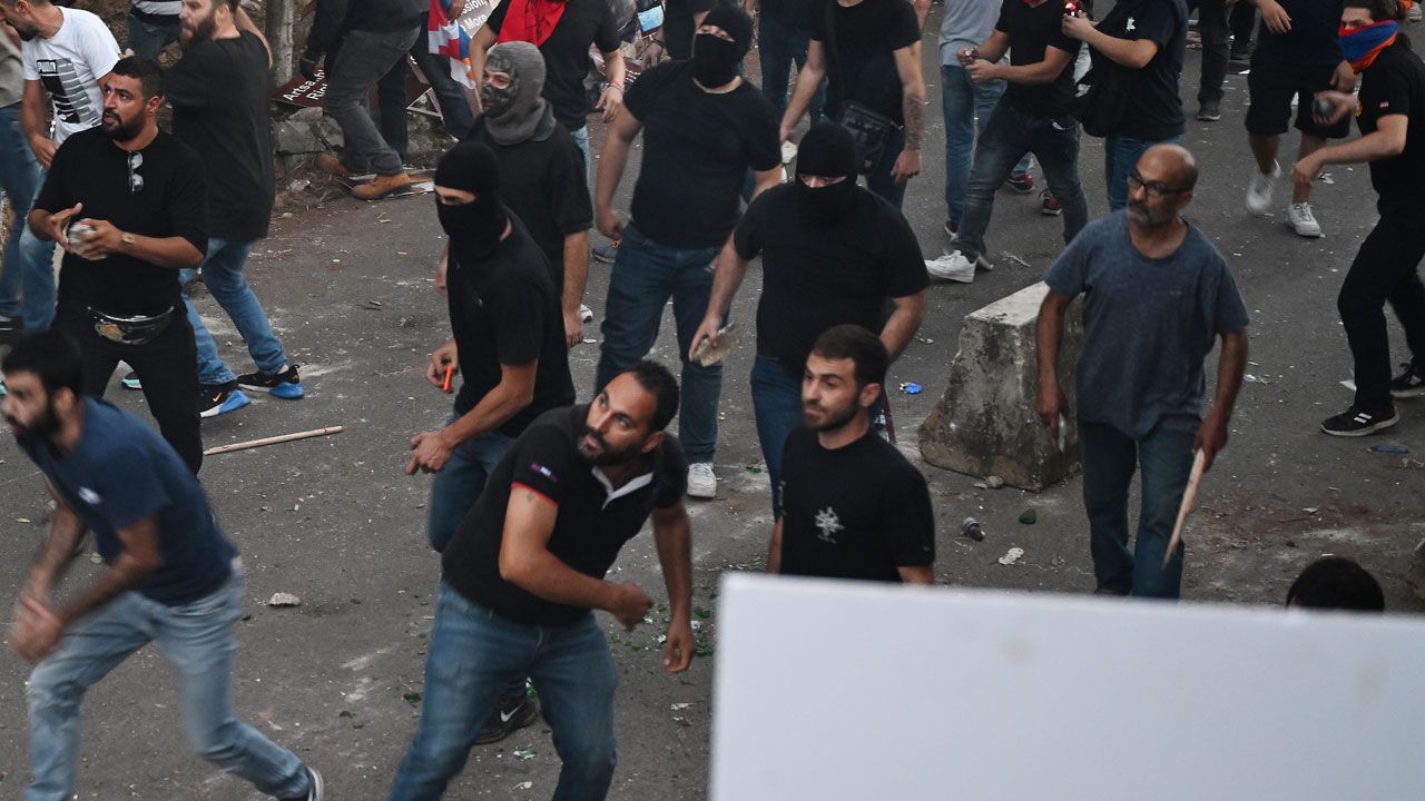 Beyrut'ta Azerbaycan Büyükelçiliği önünde taşlı sopalı saldırı 5