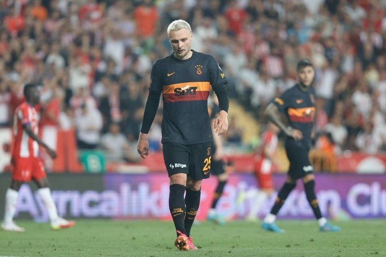 Florya'da kriz çıkardı! Davison Sanchez kadar maaş isterim deyip gitti 8
