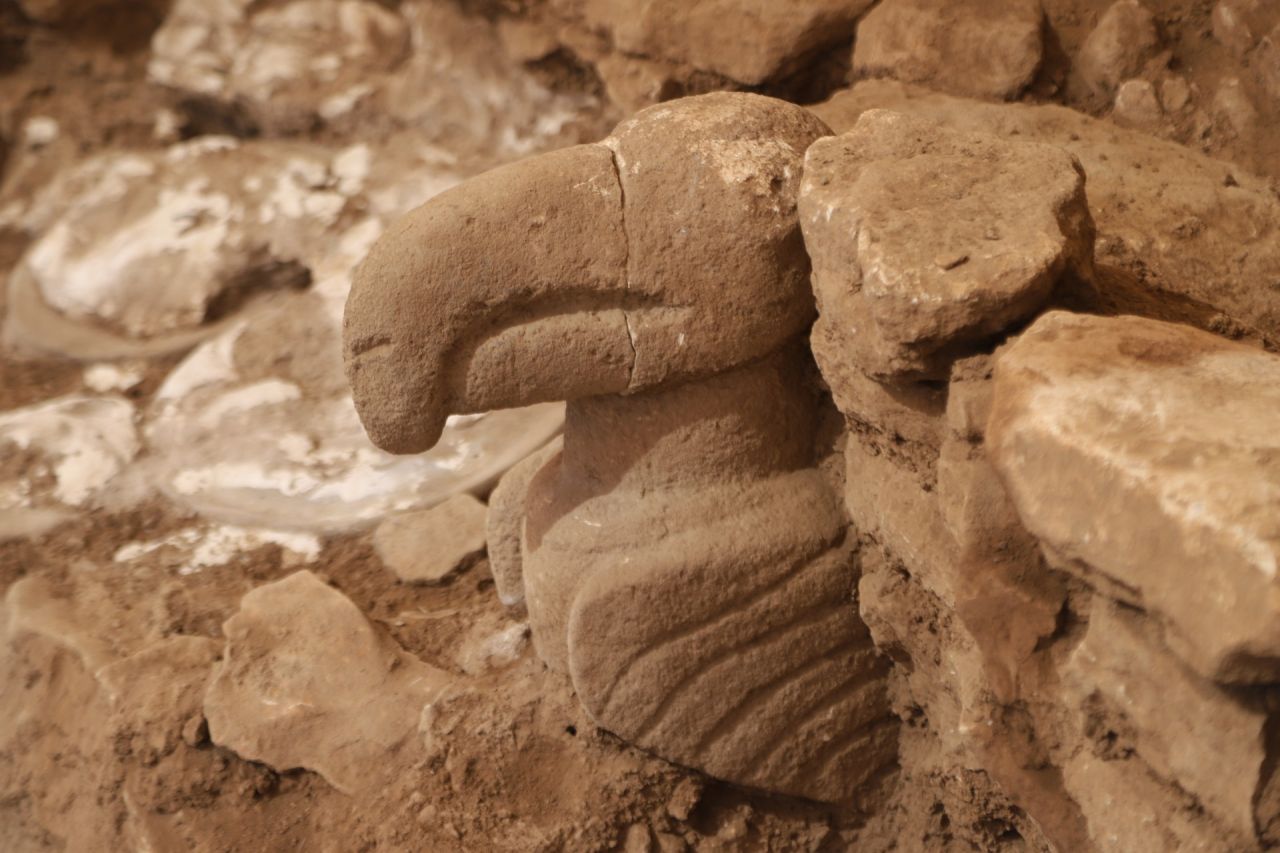 Göbeklitepe'de heyecanlandıran yeni keşif: Tarihin ilk boyalı heykeli bulundu 4