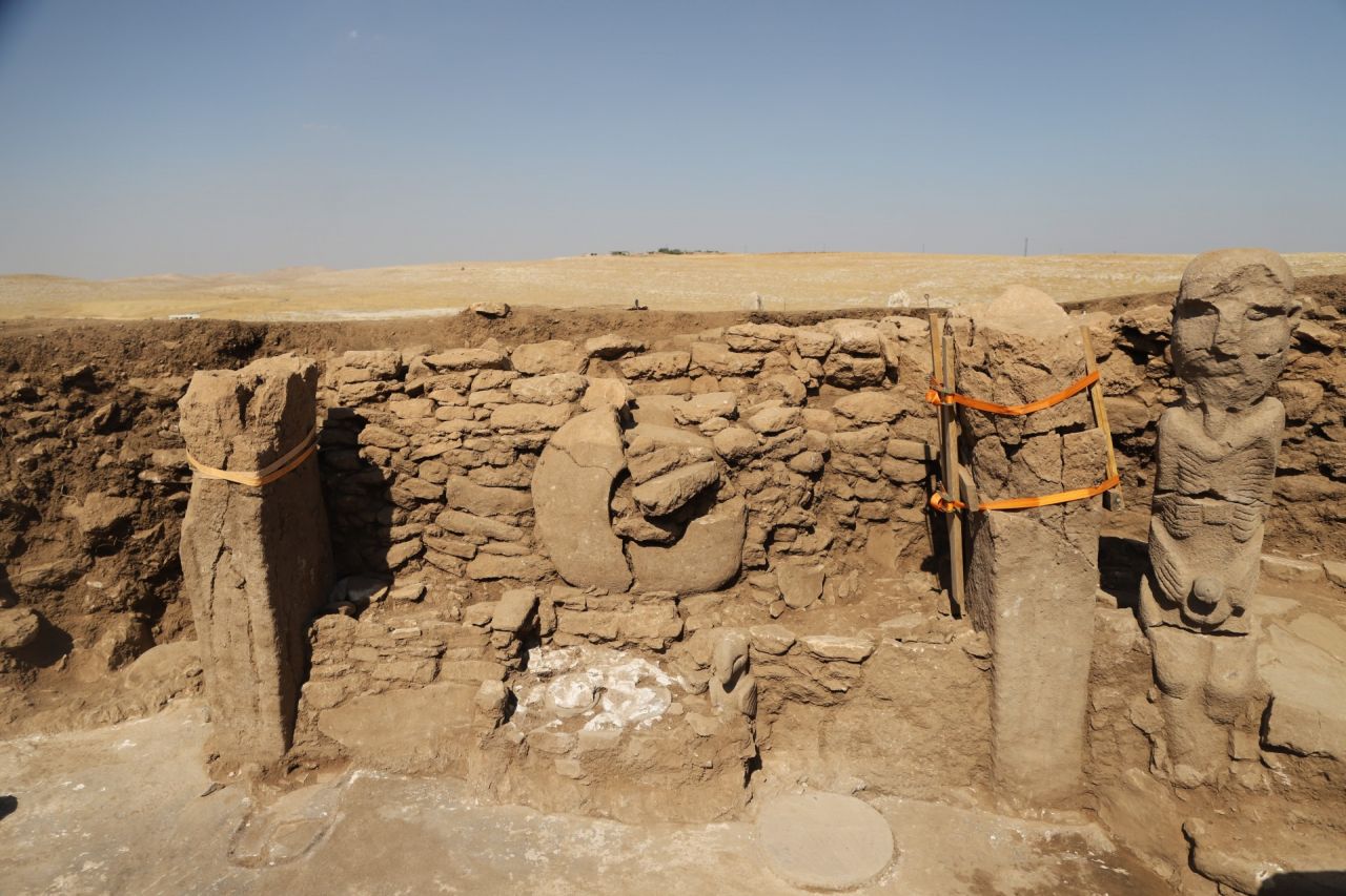 Göbeklitepe'de heyecanlandıran yeni keşif: Tarihin ilk boyalı heykeli bulundu 3
