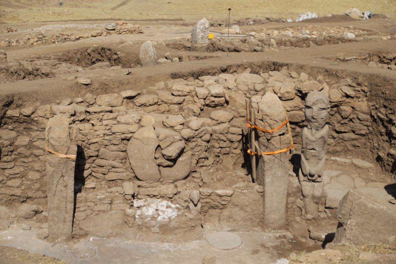 Göbeklitepe'de heyecanlandıran yeni keşif: Tarihin ilk boyalı heykeli bulundu 2