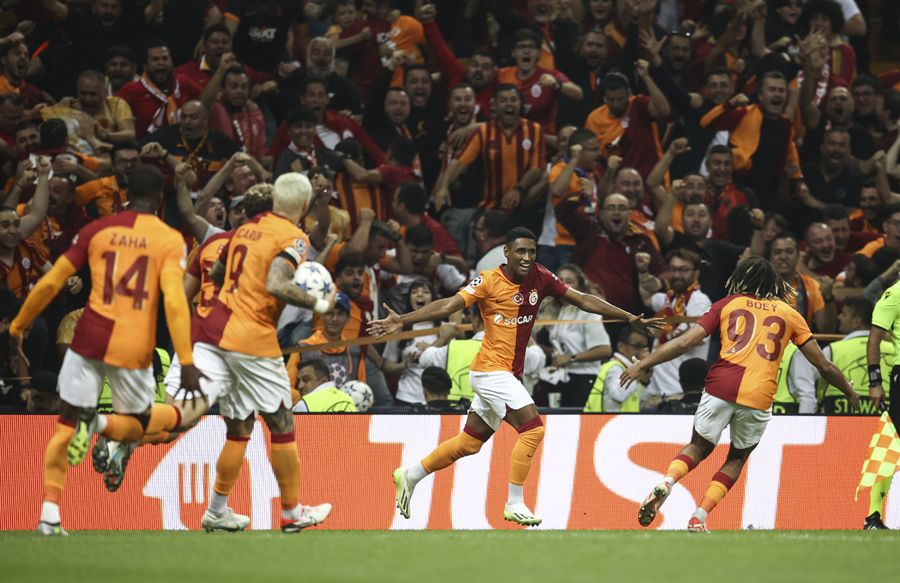 Batuhan Karadeniz Süper Lig'in en pahalı yıldızını tiye aldı: O ne biçim imza sana mühür verelim mühür bas 2