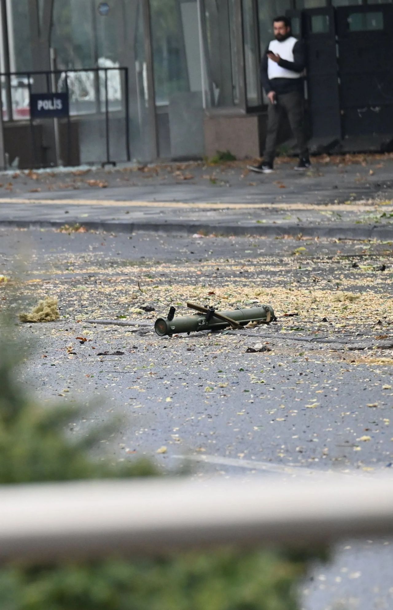 Ankara İçişleri Bakanlığı önündeki bombalı terör saldırısından ilk görüntüler! Roketatar dikkat çekti... 5