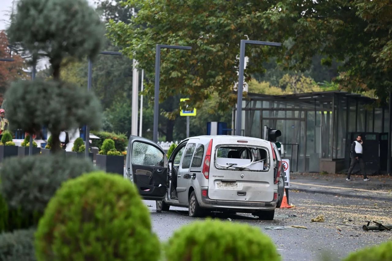 Ankara İçişleri Bakanlığı önündeki bombalı terör saldırısından ilk görüntüler! Roketatar dikkat çekti... 1