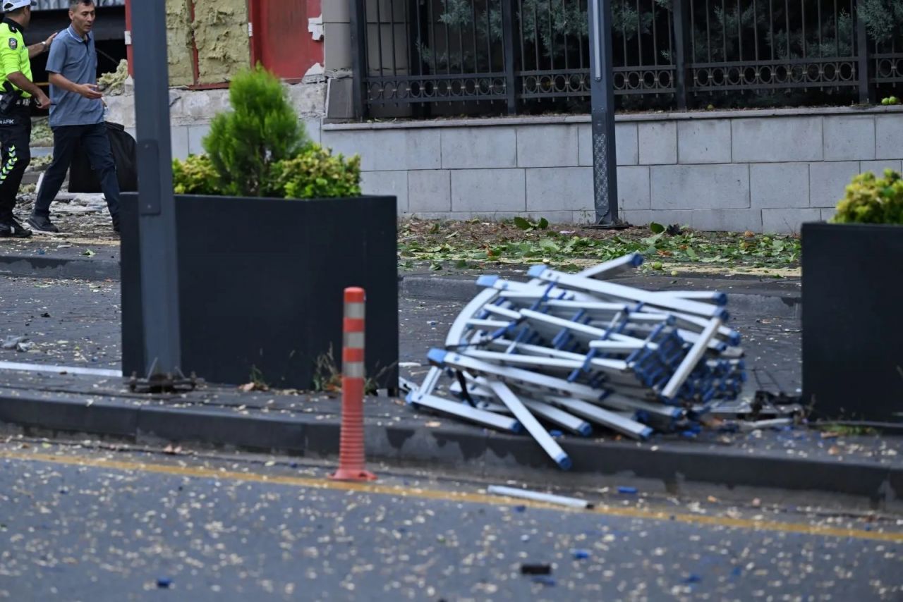 Ankara İçişleri Bakanlığı önündeki bombalı terör saldırısından ilk görüntüler! Roketatar dikkat çekti... 3