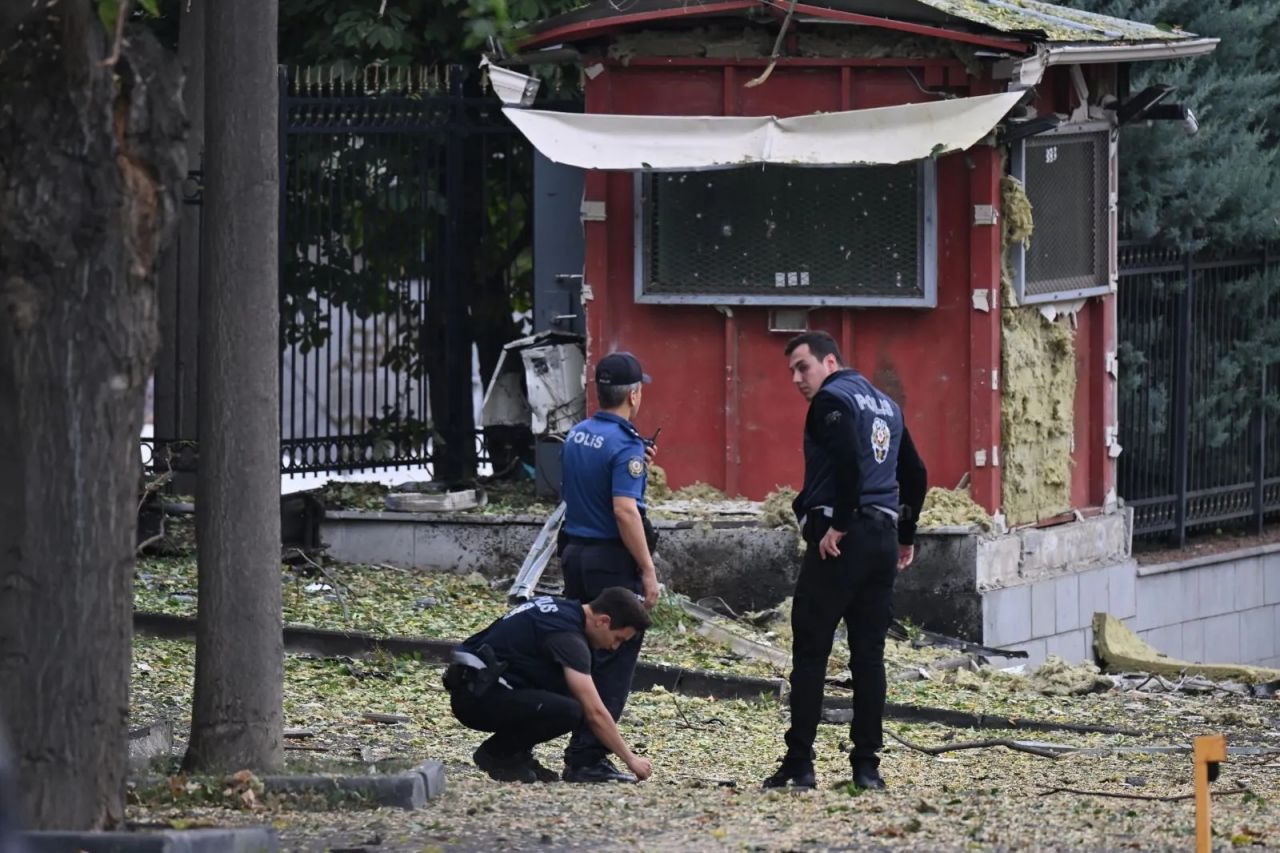 Ankara İçişleri Bakanlığı önündeki bombalı terör saldırısından ilk görüntüler! Roketatar dikkat çekti... 8