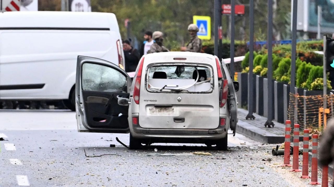 Ankara İçişleri Bakanlığı önündeki bombalı terör saldırısından ilk görüntüler! Roketatar dikkat çekti... 10