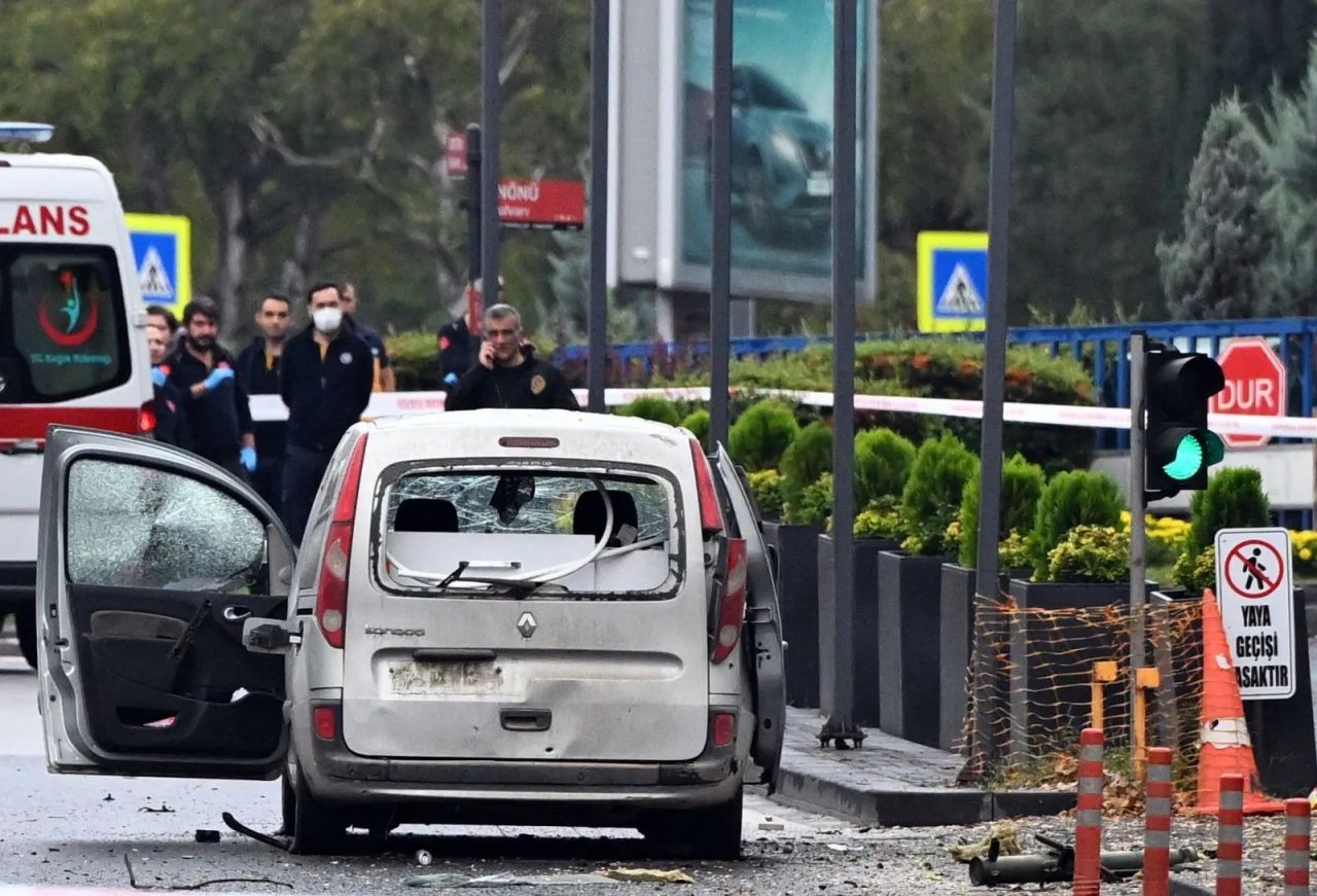 Ankara İçişleri Bakanlığı önündeki bombalı terör saldırısından ilk görüntüler! Roketatar dikkat çekti... 9
