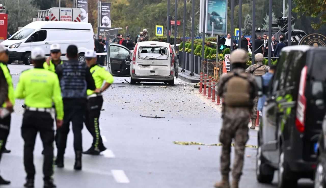 Ankara İçişleri Bakanlığı önündeki bombalı terör saldırısından ilk görüntüler! Roketatar dikkat çekti... 4