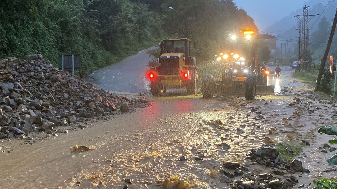 Rize’de şiddetli yağışlar etkisini gösterdi: 4 kişilik aile tedbir amaçlı tahliye edildi 4