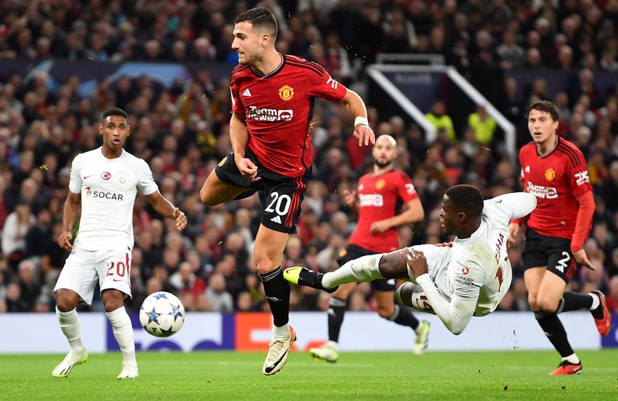 Erden Timur'la görüşüp Manchester United'a imza atmıştı! Dün gece Barış Alper Yılmaz'ın karşısında perişan oldu 10