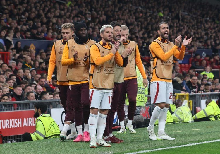 Okan Buruk duysa o da şaşırır! Kulübede pısırık pısırık duruyor bu takımın hocası Fatih Terim olmalı 11
