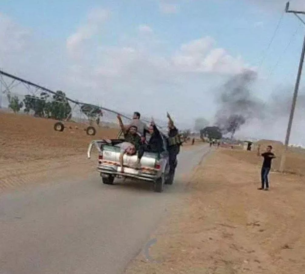 İsrail'de karargahlar ele geçirildi, tanklar yakıldı, askerler esir alındı! Hamas'ın "Aksa Tufanı" operasyonu sonrası çarpıcı görüntüler... 18
