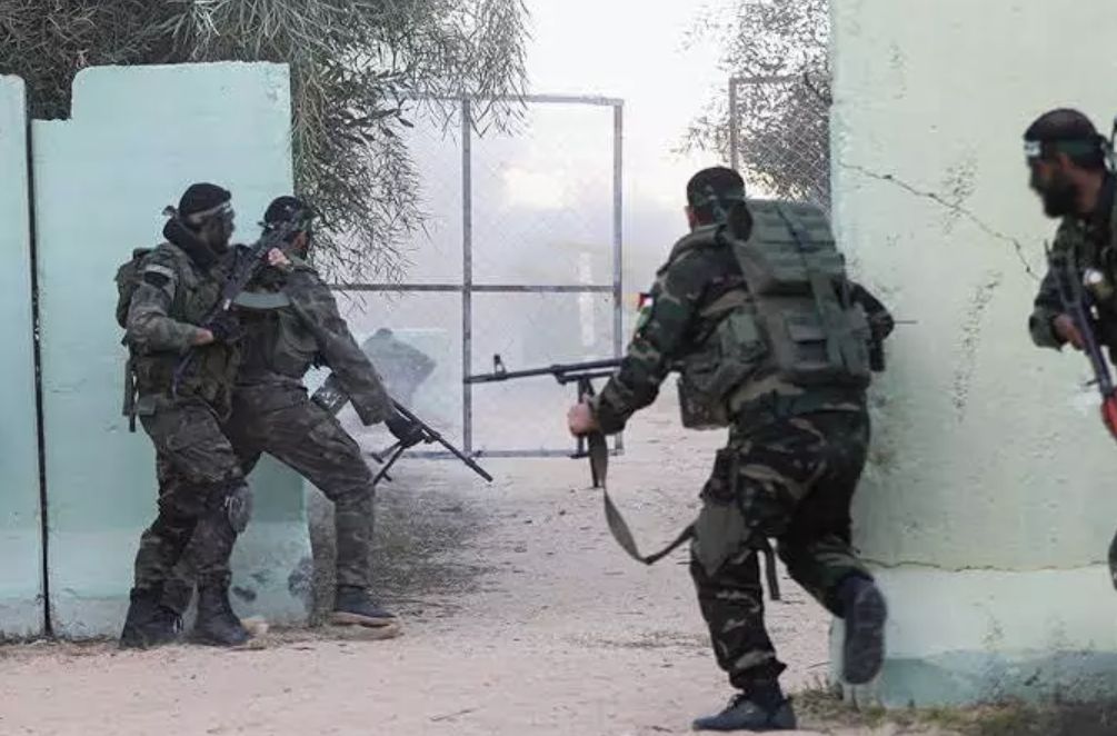 İsrail'de karargahlar ele geçirildi, tanklar yakıldı, askerler esir alındı! Hamas'ın "Aksa Tufanı" operasyonu sonrası çarpıcı görüntüler... 14