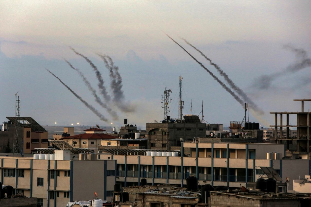 İsrail'de karargahlar ele geçirildi, tanklar yakıldı, askerler esir alındı! Hamas'ın "Aksa Tufanı" operasyonu sonrası çarpıcı görüntüler... 12