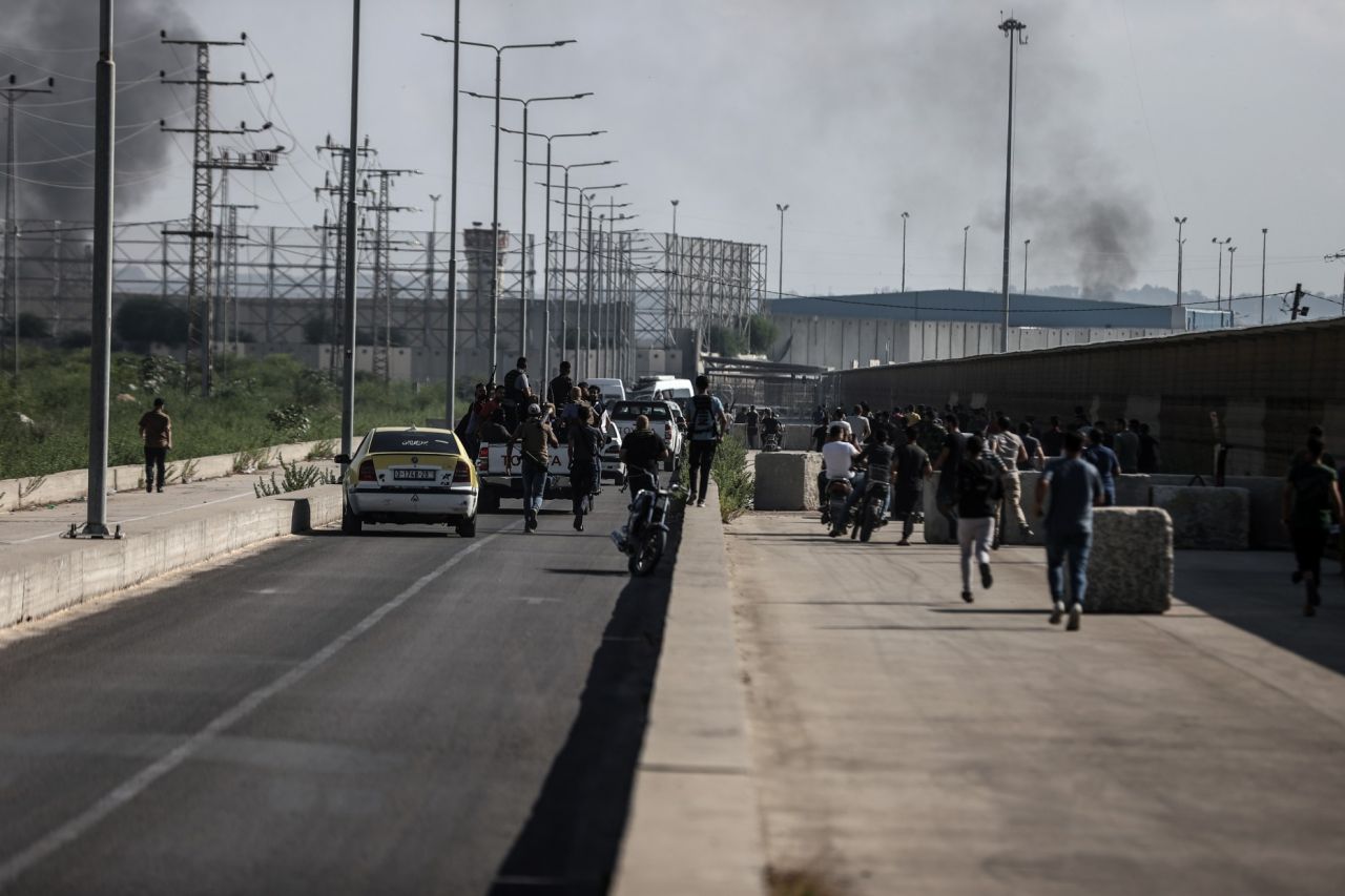 İsrail'de karargahlar ele geçirildi, tanklar yakıldı, askerler esir alındı! Hamas'ın "Aksa Tufanı" operasyonu sonrası çarpıcı görüntüler... 10