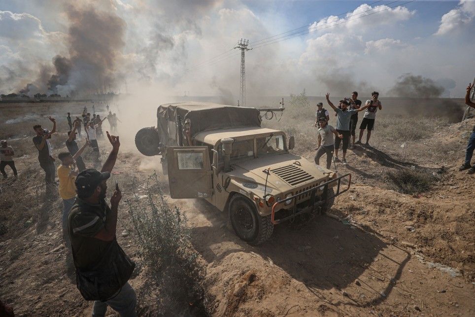 İsrail'de karargahlar ele geçirildi, tanklar yakıldı, askerler esir alındı! Hamas'ın "Aksa Tufanı" operasyonu sonrası çarpıcı görüntüler... 7