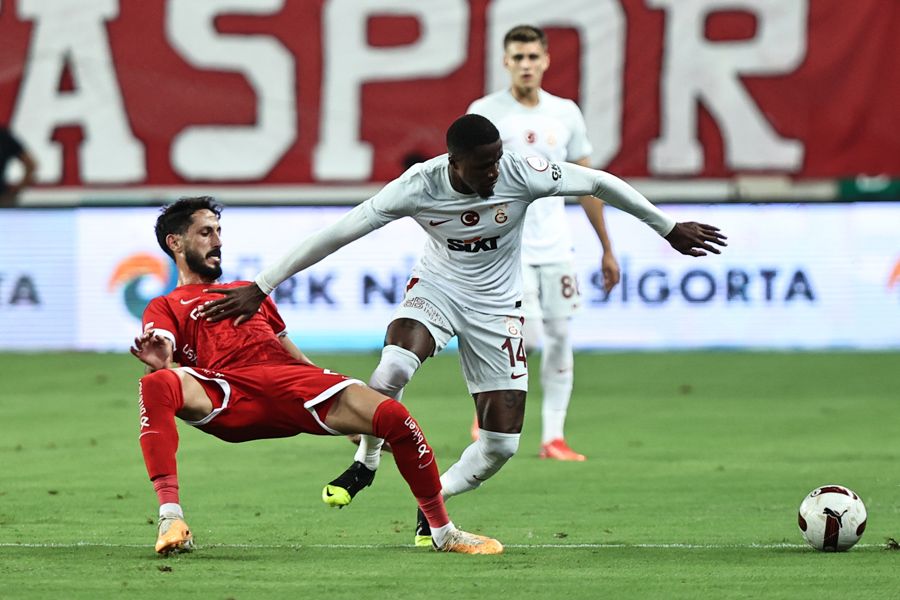 Okan Buruk'la İcardi'den 2 yıldıza fırça! Biri yanına pas atamadı diğeri top kayıplarıyla çıldırttı 3
