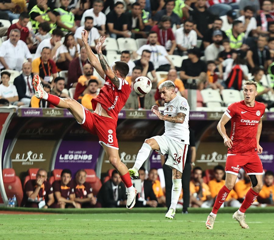 Okan Buruk'la İcardi'den 2 yıldıza fırça! Biri yanına pas atamadı diğeri top kayıplarıyla çıldırttı 4