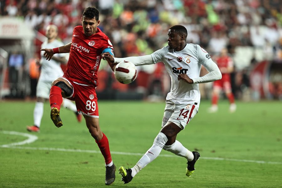 Okan Buruk'la İcardi'den 2 yıldıza fırça! Biri yanına pas atamadı diğeri top kayıplarıyla çıldırttı 5