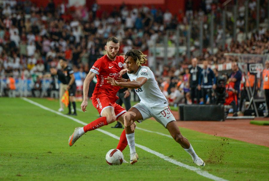 Okan Buruk'la İcardi'den 2 yıldıza fırça! Biri yanına pas atamadı diğeri top kayıplarıyla çıldırttı 16