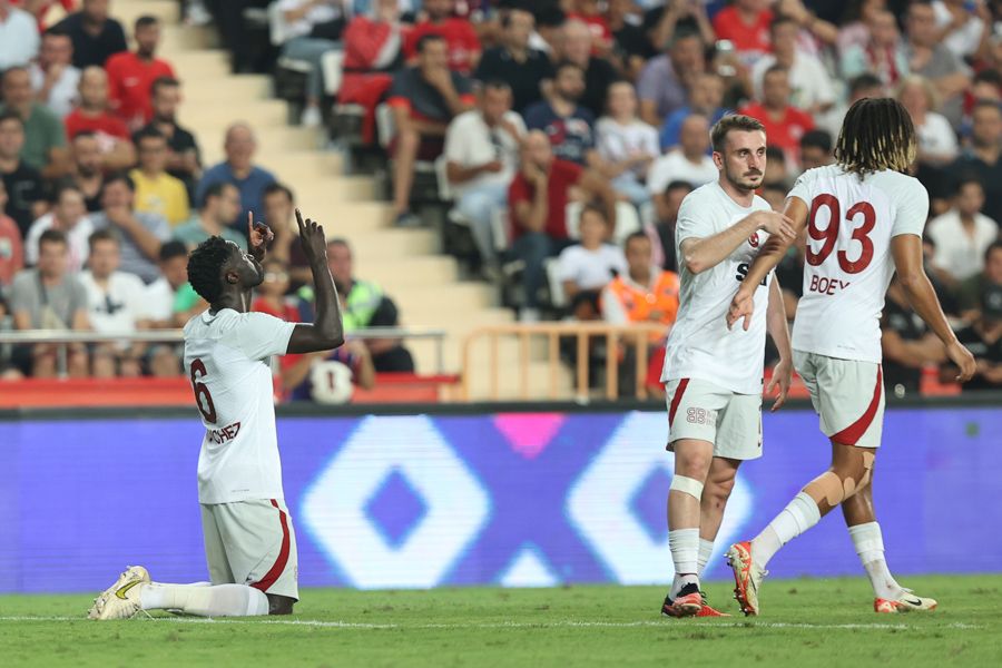 Okan Buruk'la İcardi'den 2 yıldıza fırça! Biri yanına pas atamadı diğeri top kayıplarıyla çıldırttı 19