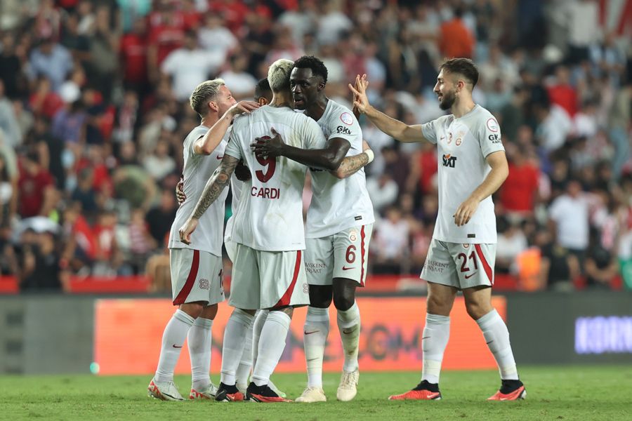 Okan Buruk'la İcardi'den 2 yıldıza fırça! Biri yanına pas atamadı diğeri top kayıplarıyla çıldırttı 26