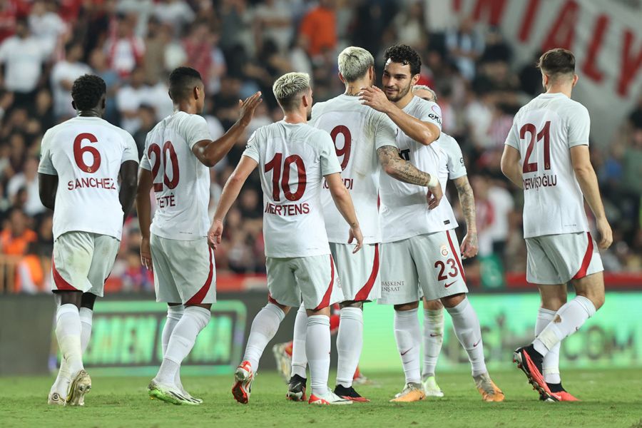 Okan Buruk'la İcardi'den 2 yıldıza fırça! Biri yanına pas atamadı diğeri top kayıplarıyla çıldırttı 27