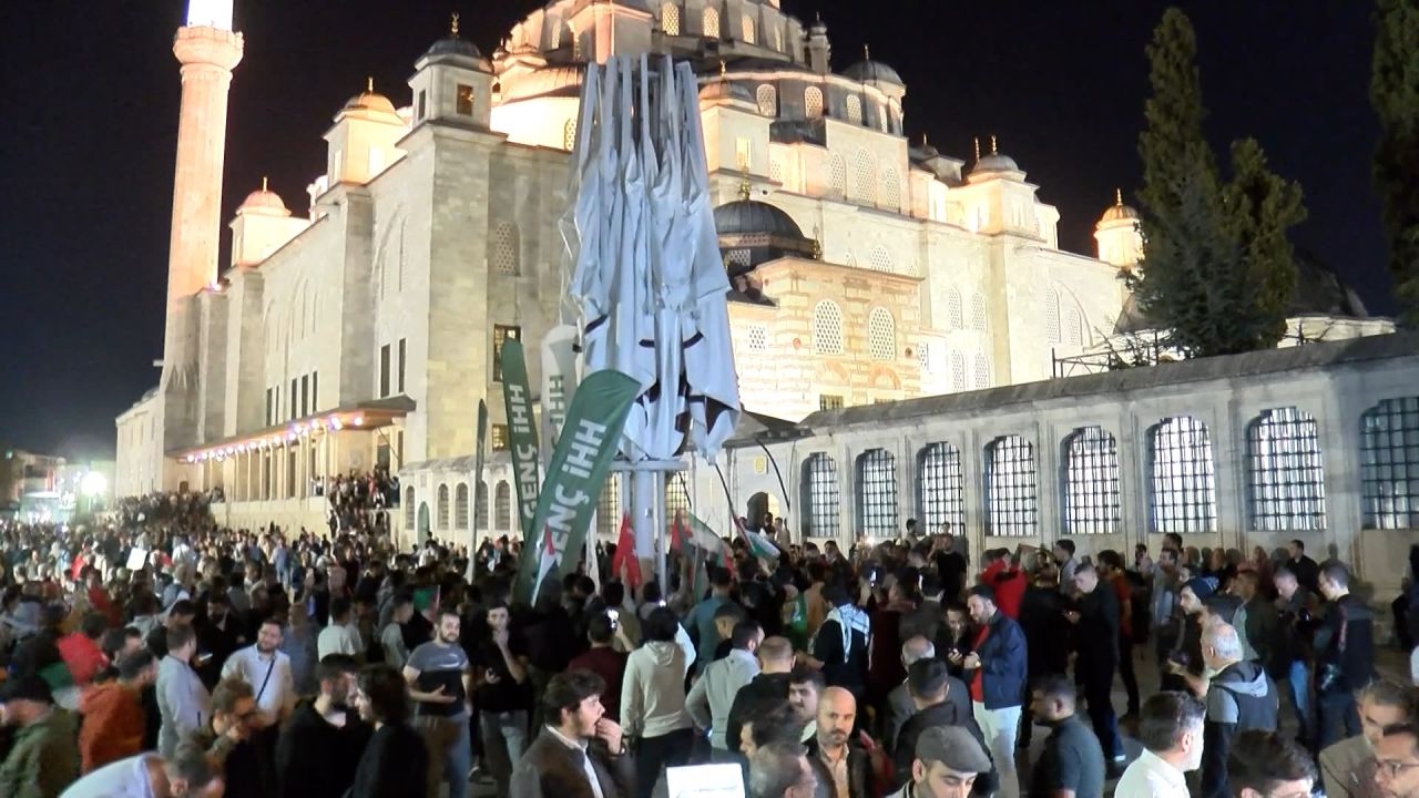 İsrail'in saldırılarının ardından Fatih'te binlerce kişi Filistin'e destek olmak için bir araya geldi! 1