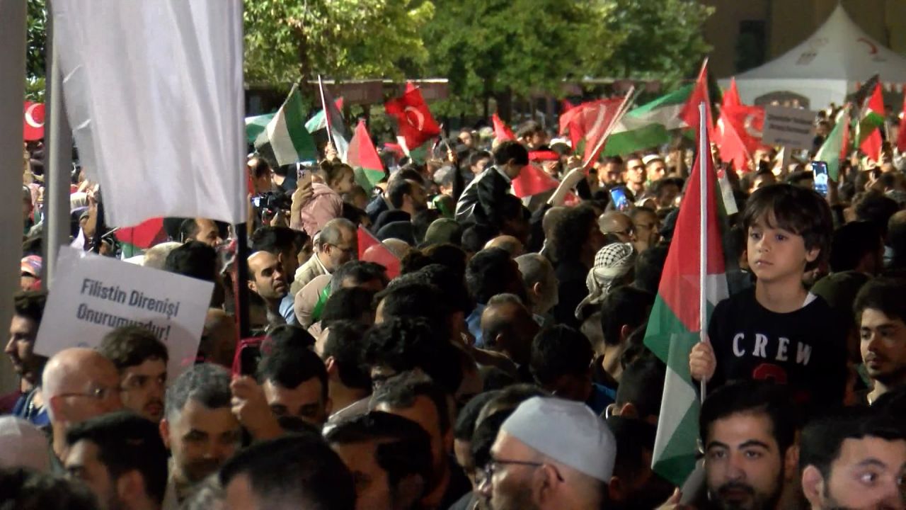 İsrail'in saldırılarının ardından Fatih'te binlerce kişi Filistin'e destek olmak için bir araya geldi! 3