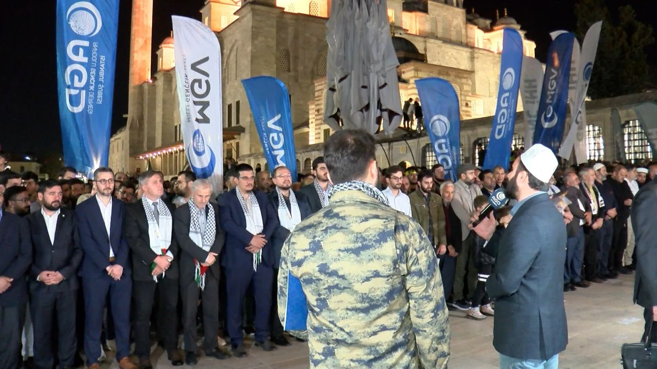 İsrail'in saldırılarının ardından Fatih'te binlerce kişi Filistin'e destek olmak için bir araya geldi! 4
