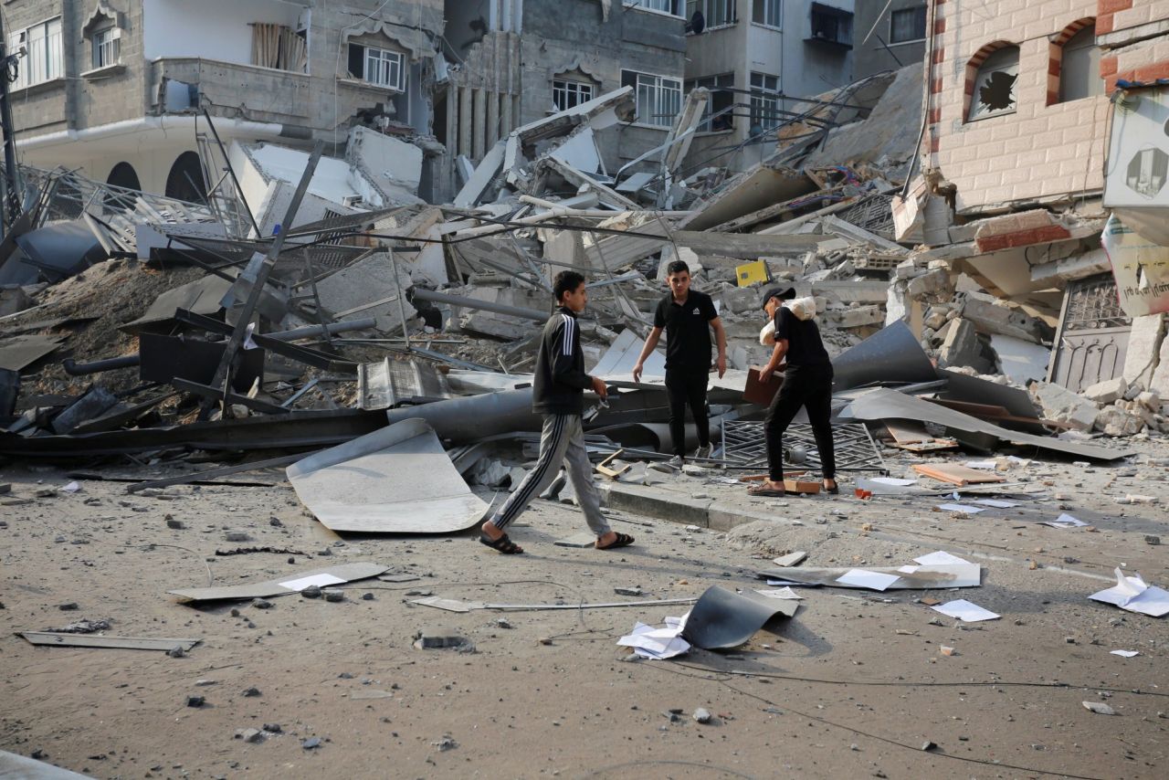 İsrail saldırıya devam ediyor: Gazze'de yıkımın boyutunu gösteren kareler... 56