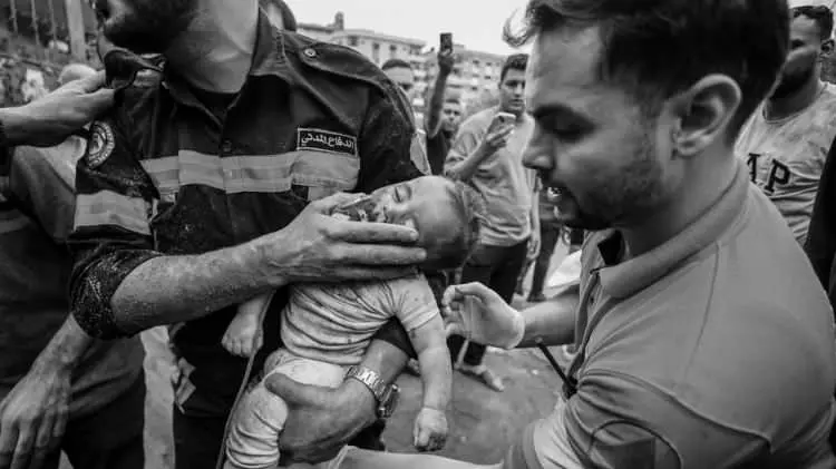 Enkaz altında kalan Gazzeli bebek sağ olarak kurtarıldı! 1