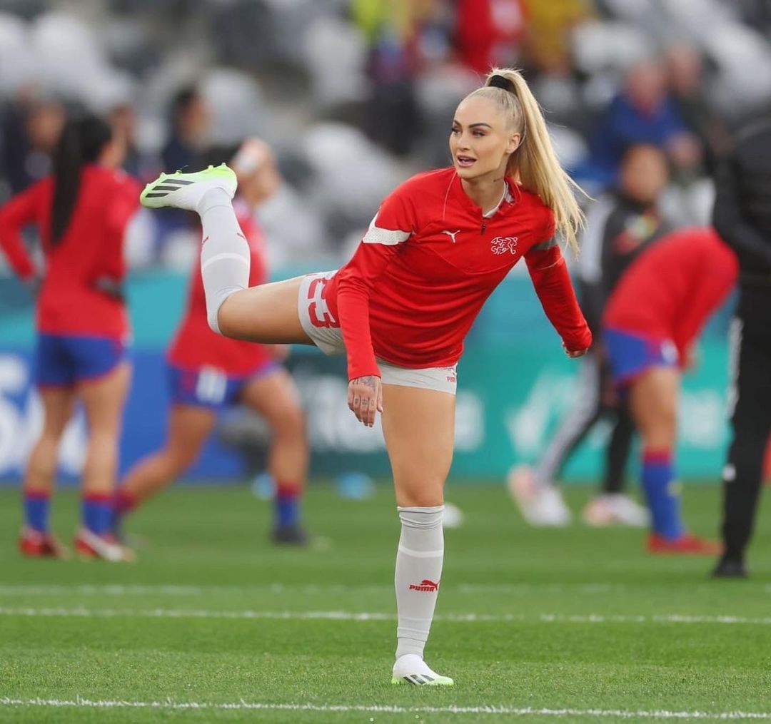 Ünlü futbolcu Alisha Lehmann, çok tanınmış bir isimden aldığı ahlaksız teklifi itiraf etti: Tutkulu bir gece için 110 bin dolar 6