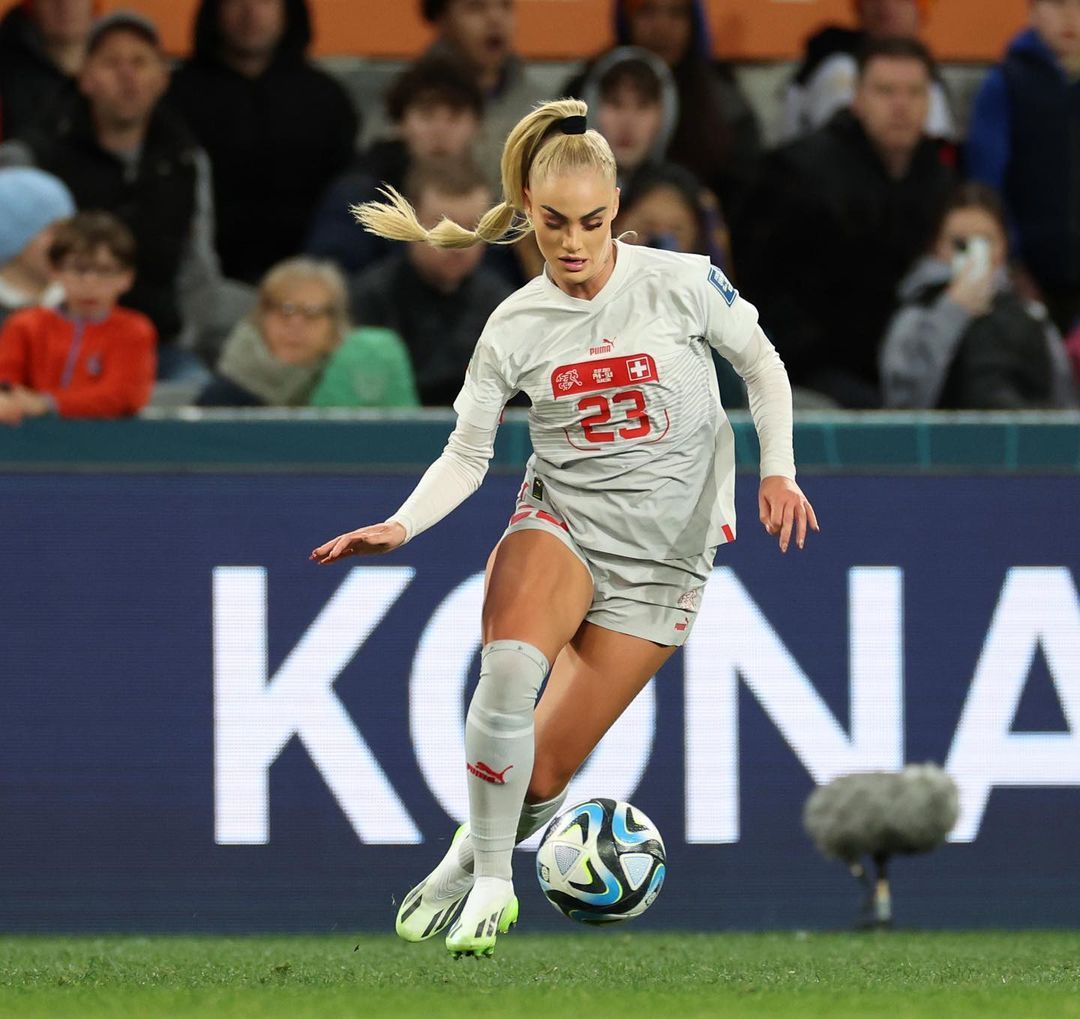 Ünlü futbolcu Alisha Lehmann, çok tanınmış bir isimden aldığı ahlaksız teklifi itiraf etti: Tutkulu bir gece için 110 bin dolar 5