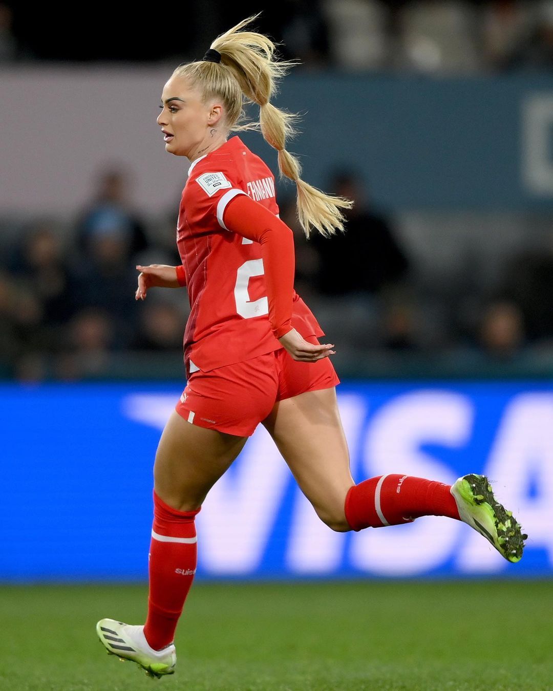 Ünlü futbolcu Alisha Lehmann, çok tanınmış bir isimden aldığı ahlaksız teklifi itiraf etti: Tutkulu bir gece için 110 bin dolar 7